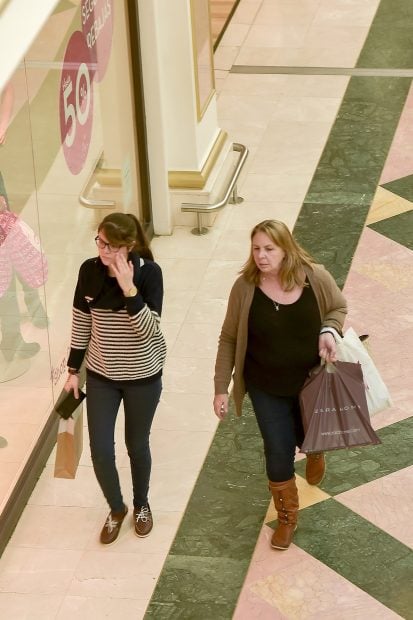 Irene Matamoros y su madre paseando. / Gtres
