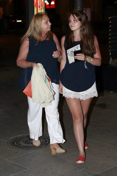 Irene Matamoros y su madre paseando. / Gtres