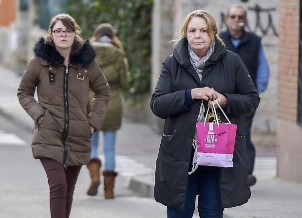Irene Matamoros y su madre paseando. / Gtres