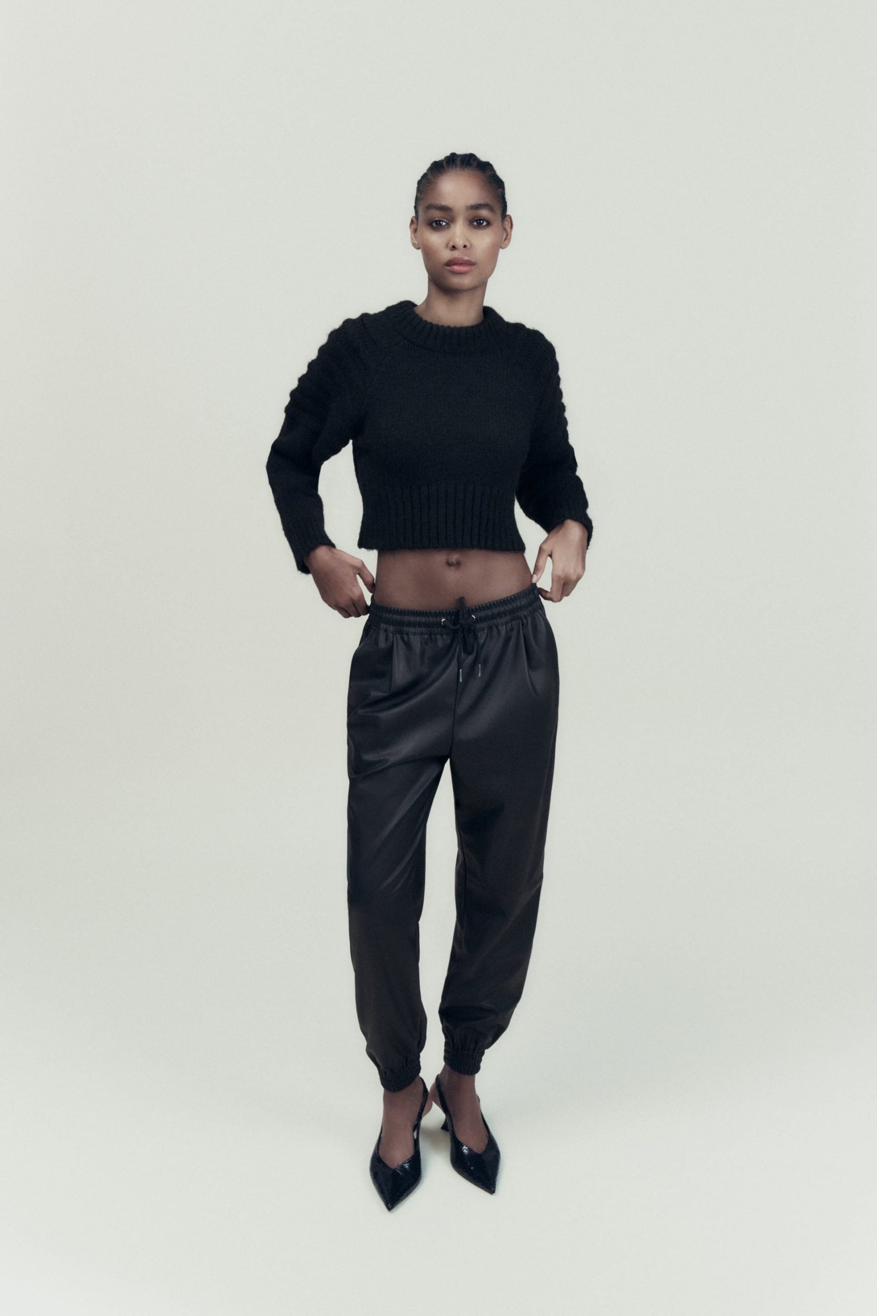 Siempre fiel al chándal: Zara tiene los pantalones deportivos de Chenoa con los que lucirás figura y por menos de 30€