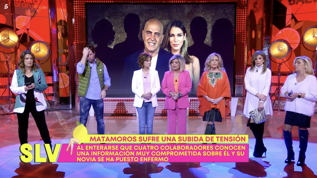 Colaboradores y presentadoras de 'S&aacute;lvame' en plat&oacute;. / Telecinco