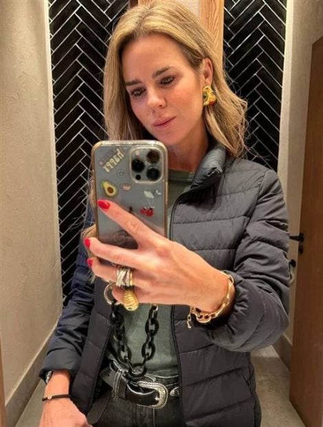Amelina Bono nos da la idea perfecta: plumífero ligero para tu gabardina