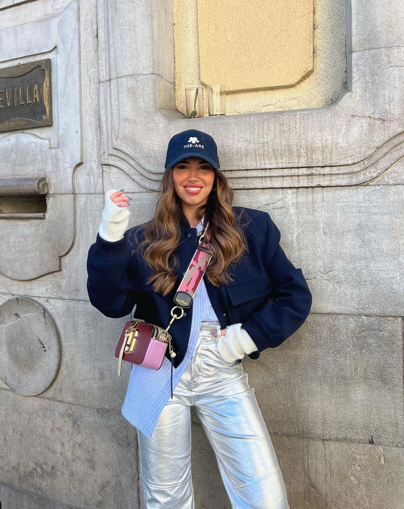 La influencer María Segarra arrasa en redes con los pantalones efecto metalizado que estilizan las piernas