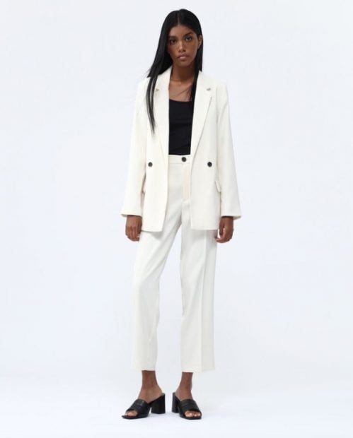 Este es el traje de chaqueta blanco de Lefties que todas las influencers est&aacute;n comprando