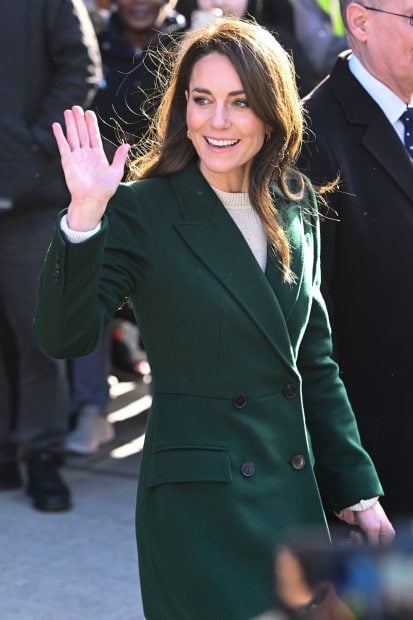 Catalina Middleton paseando y saludando a gente en Leeds. / Gtres