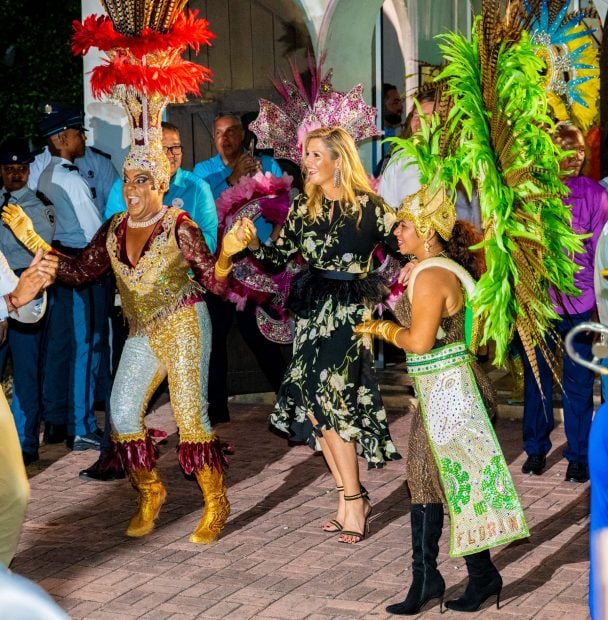 Amalia, M&aacute;xima y Guillermo de Holanda en su gira por el Caribe / Gtres