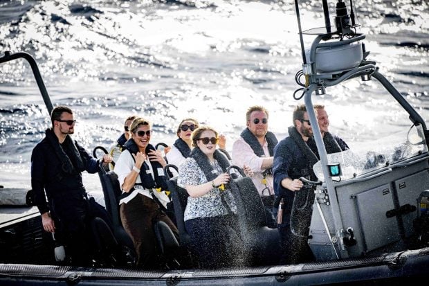 Amalia, M&aacute;xima y Guillermo de Holanda en su gira por el Caribe / Gtres