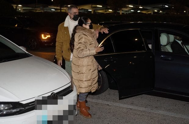 Isabel Pantoja y su hermano Agust&iacute;n en el aeropuerto de Jerez. / Gtres