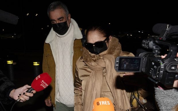 Isabel Pantoja y su hermano Agust&iacute;n en el aeropuerto de Jerez. / Gtres