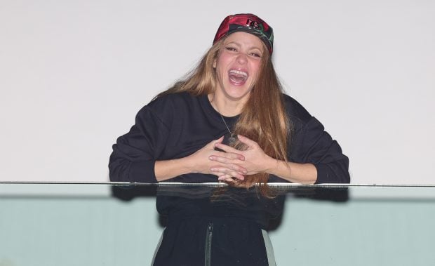 Shakira saludando a sus fans desde el balc&oacute;n de su casa. / Gtres