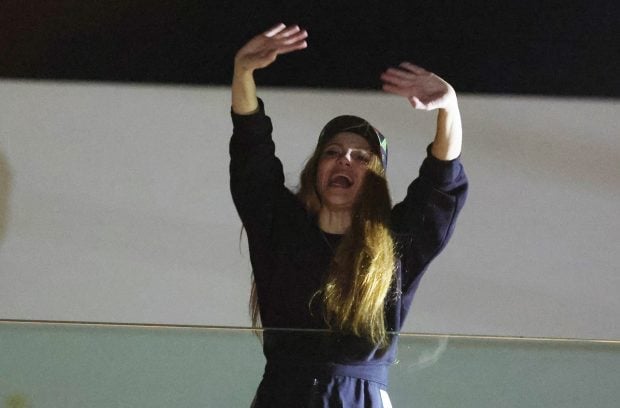 Shakira saludando a sus fans desde el balc&oacute;n de su casa. / Gtres