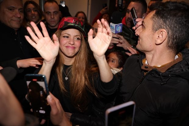 Shakira en los aleda&ntilde;os de su casa con sus seguidores. / Gtres