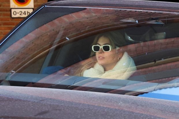 Clara Ch&iacute;a y Gerard Piqu&eacute; saliendo de su casa en Barcelona. / Gtres