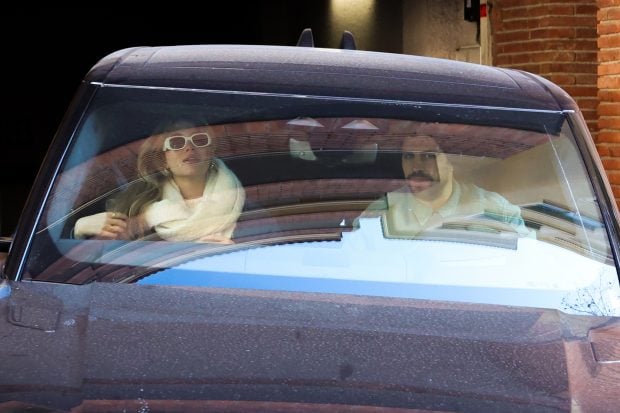 Clara Ch&iacute;a y Gerard Piqu&eacute; saliendo de su casa en Barcelona. / Gtres