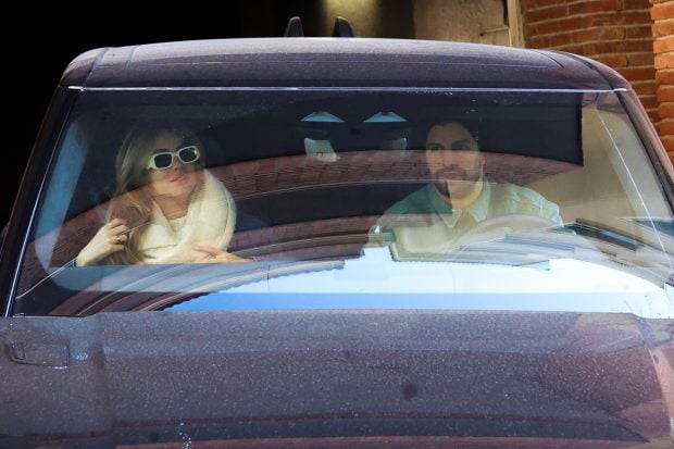 Clara Ch&iacute;a y Gerard Piqu&eacute; saliendo de su casa en Barcelona. / Gtres