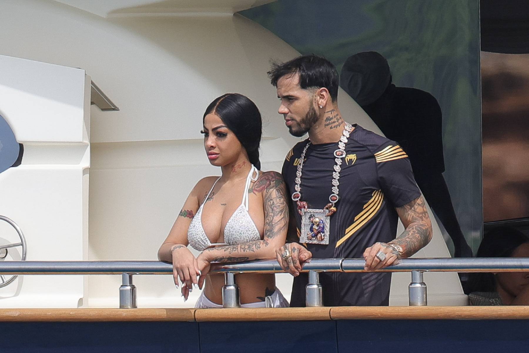 El rapero Anuel y La m&aacute;s viral en una salida en barco / Gtres