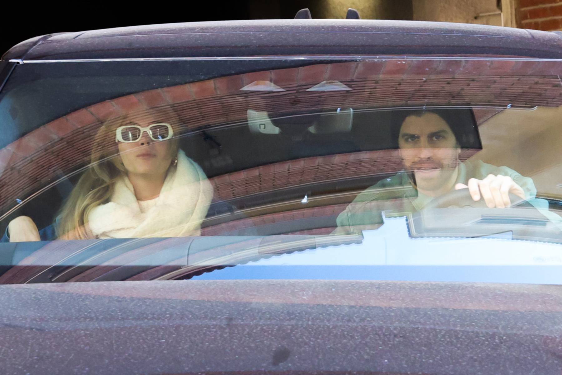 Gerard Pique y Clara Ch&iacute;a en el coche / Gtres