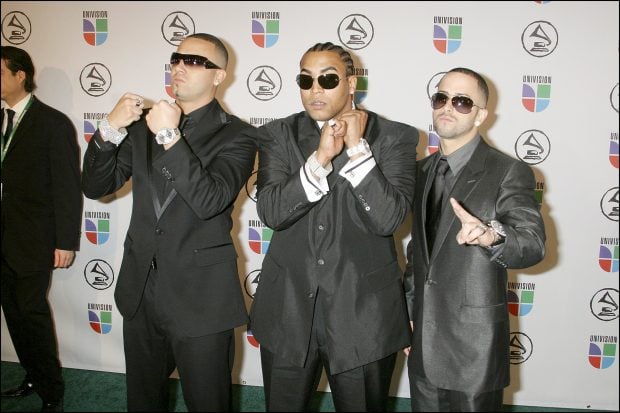 Wisin y Yandel junto a Don Omar en un photocall. / Gtres