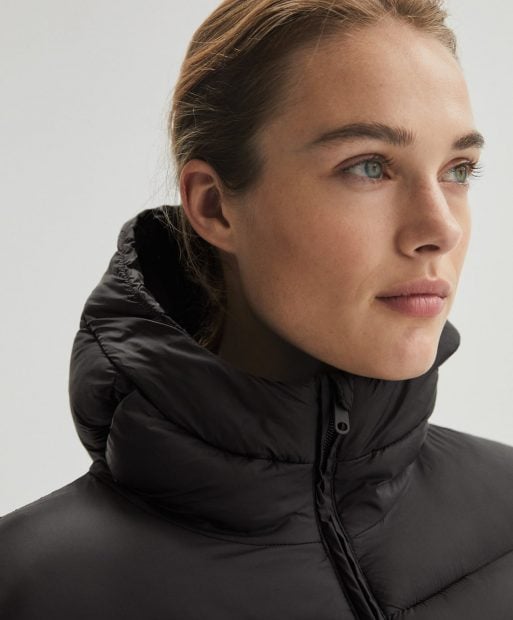 Modelo con chaqueta calefactable. / Oysho