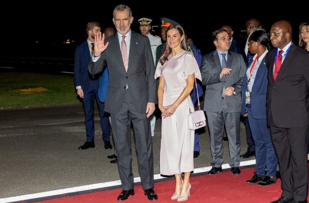 Los Reyes de España en su aterrizaje en Angola. / Gtres