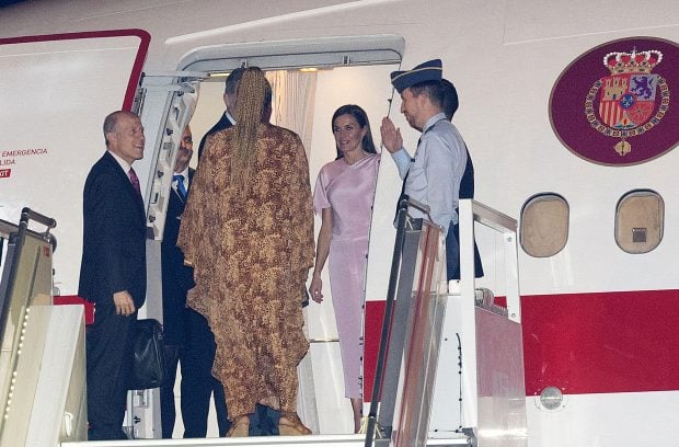 Los Reyes de España en su aterrizaje en Angola. / Gtres