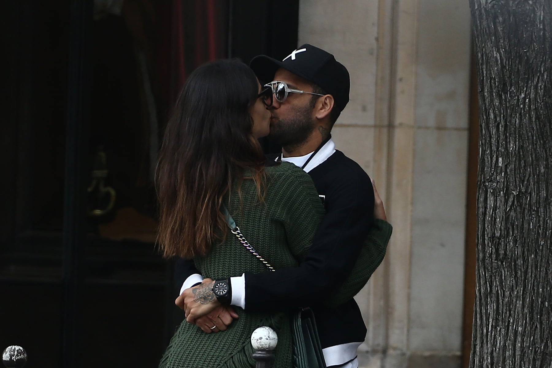 Joana Sanz y Dani Alves besándose / Gtres