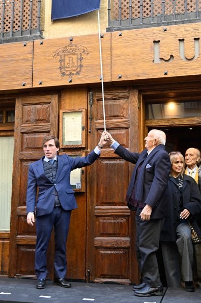Almeida y Lucio Bl&aacute;zquez destapando una placa / Gtres
