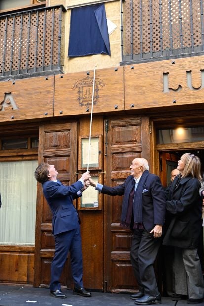 Almeida y Lucio Bl&aacute;zquez destapando una placa / Gtres