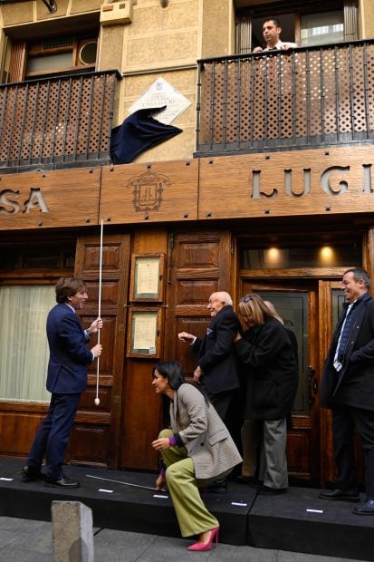 Almeida y Lucio Bl&aacute;zquez destapando una placa / Gtres