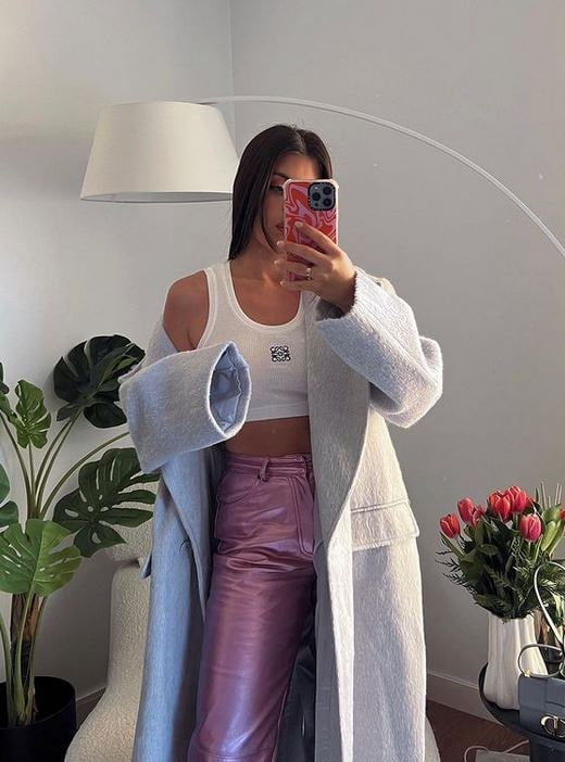 Dulceida atrapa todas las miradas con estos pantalones metalizados de ASOS: sientan como un guante