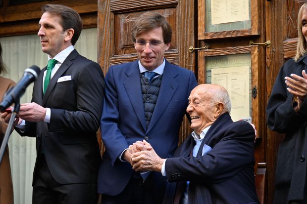 Lucio Bl&aacute;zquez en su homenaje, junto a Almeida. / Gtres