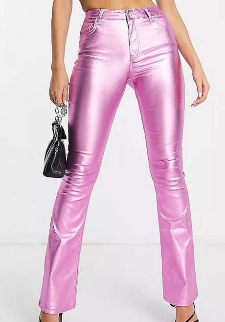 Dulceida atrapa todas las miradas con estos pantalones metalizados de ASOS: sientan como un guante