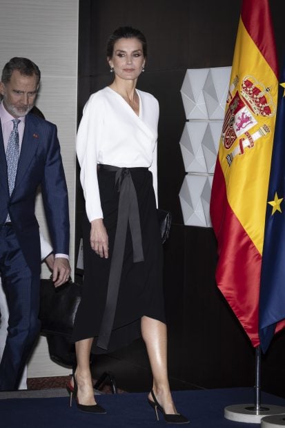 La Reina Letizia en una recepci&oacute;n a la colectividad espa&ntilde;ola en Angola. / Gtres