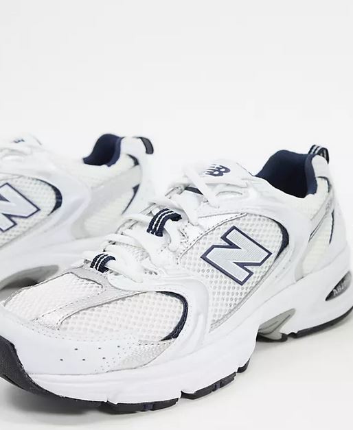 La influencer Teresa Bass se hace lookazos con estas New Balance de Asos