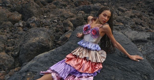 Modelo con el vestido de Anita Matamoros. / Celia B