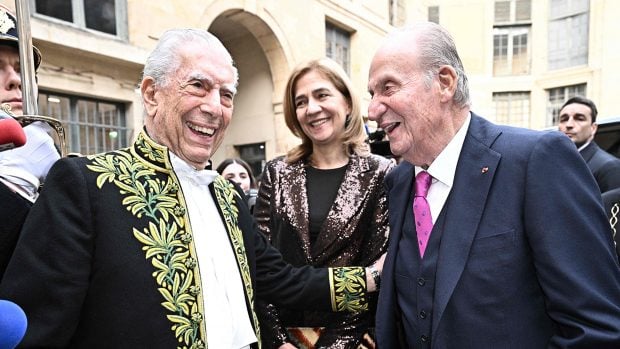 Juan Carlos, la Infanta Cristina y Mario Vargas Llosa en la Academia Francesa / Gtres
