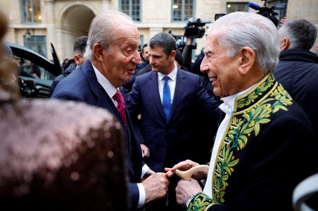 Juan Carlos y Mario Vargas Llosa en la Academia Francesa / Gtres