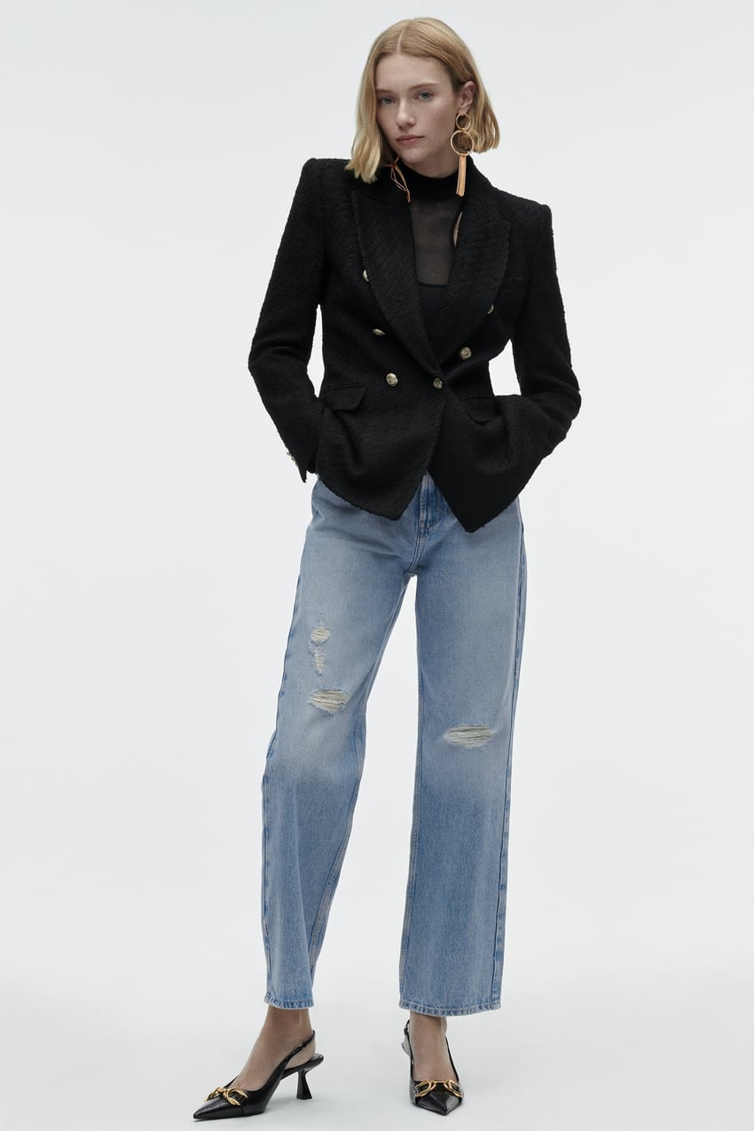 Nunca una americana hab&iacute;a estado tan barata en Zara: sus botones dorados enloquecen a sus clientes