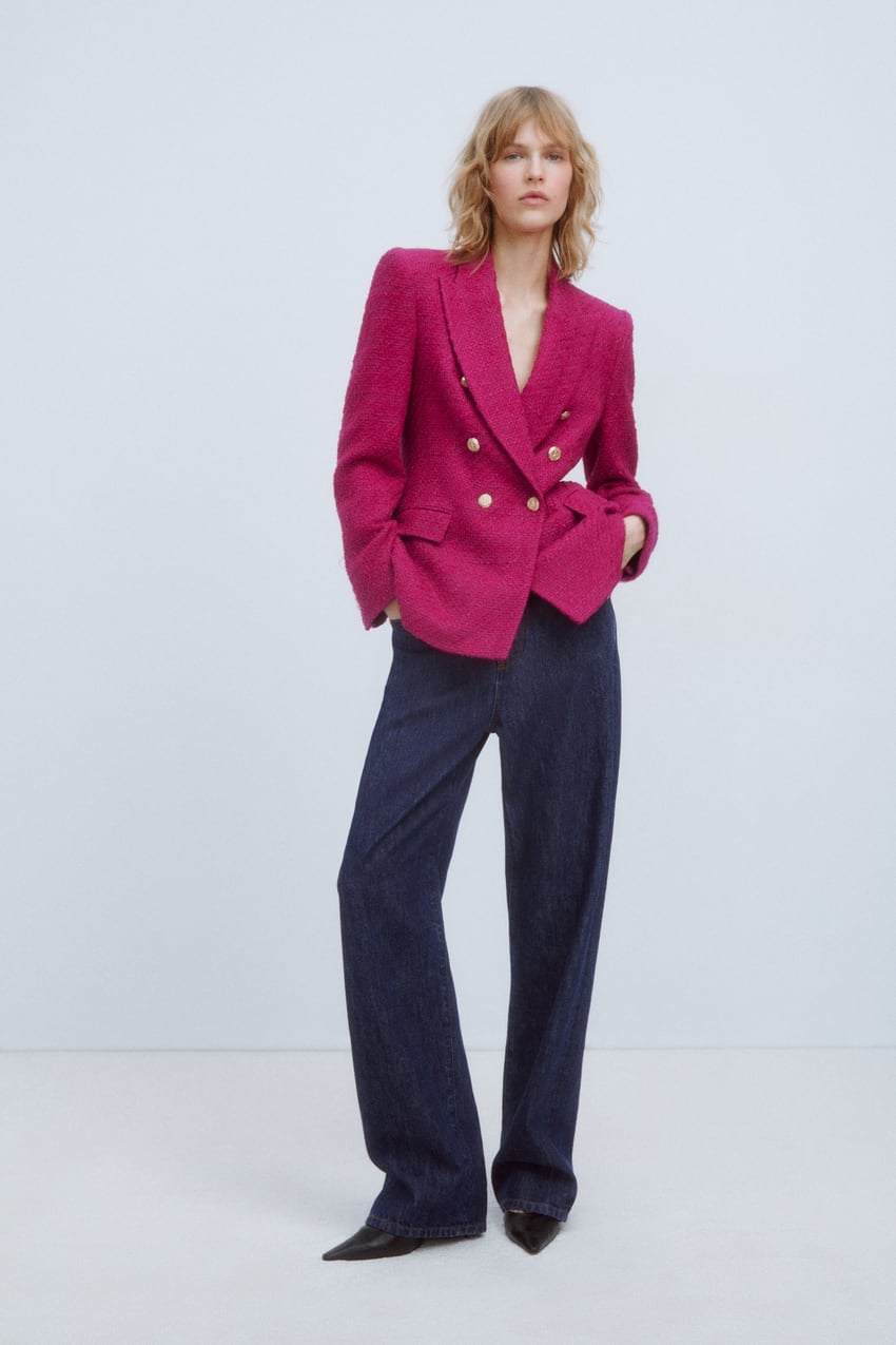 Nunca una americana hab&iacute;a estado tan barata en Zara: sus botones dorados enloquecen a sus clientes