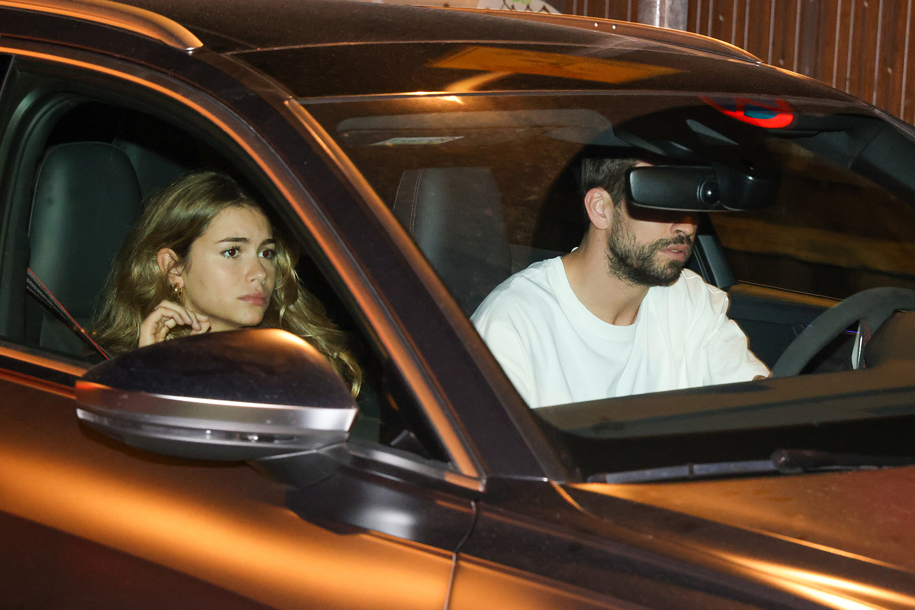 Clara Ch&iacute;a y Piqu&eacute; en el coche / Gtres