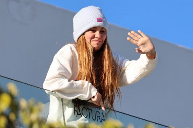 Shakira saludando desde el balc&oacute;n / Gtres