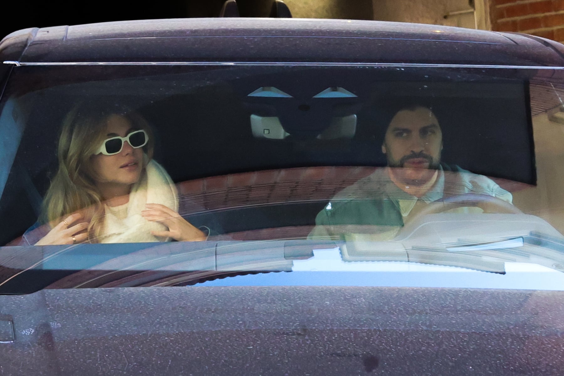 Clara Ch&iacute;a y Piqu&eacute; en el coche / Gtres