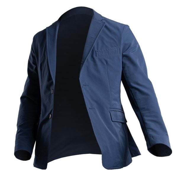 Blazer azul sostenible con propiedades antiarrugas, antimanchas y neutralizadoras del olor. / Sepiia