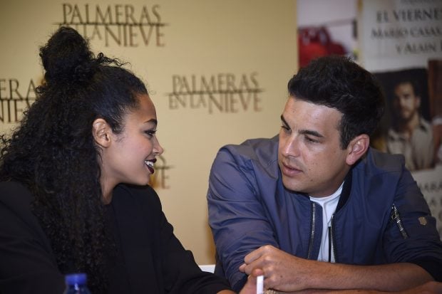Berta V&aacute;zquez y Mario Casas promocionando 'Palmeras en la nieve'. / Gtres