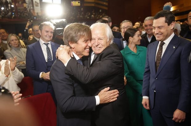El abrazo de reconciliaci&oacute;n de Manuel D&iacute;az 'El Cordob&eacute;s' y su padre / Gtres