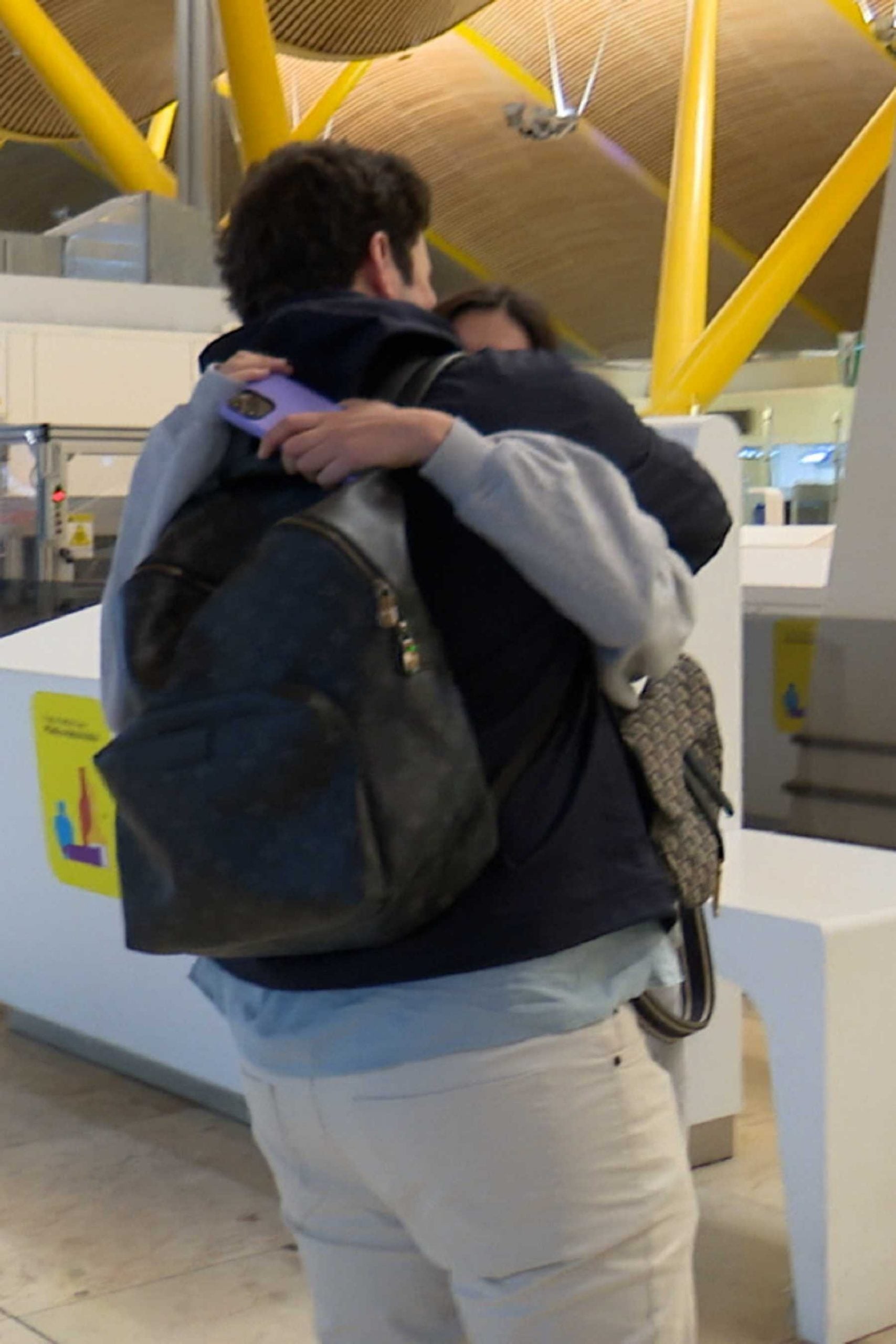 Froil&aacute;n y Bel&eacute;n Perea en el aeropuerto de Barajas / Gtres
