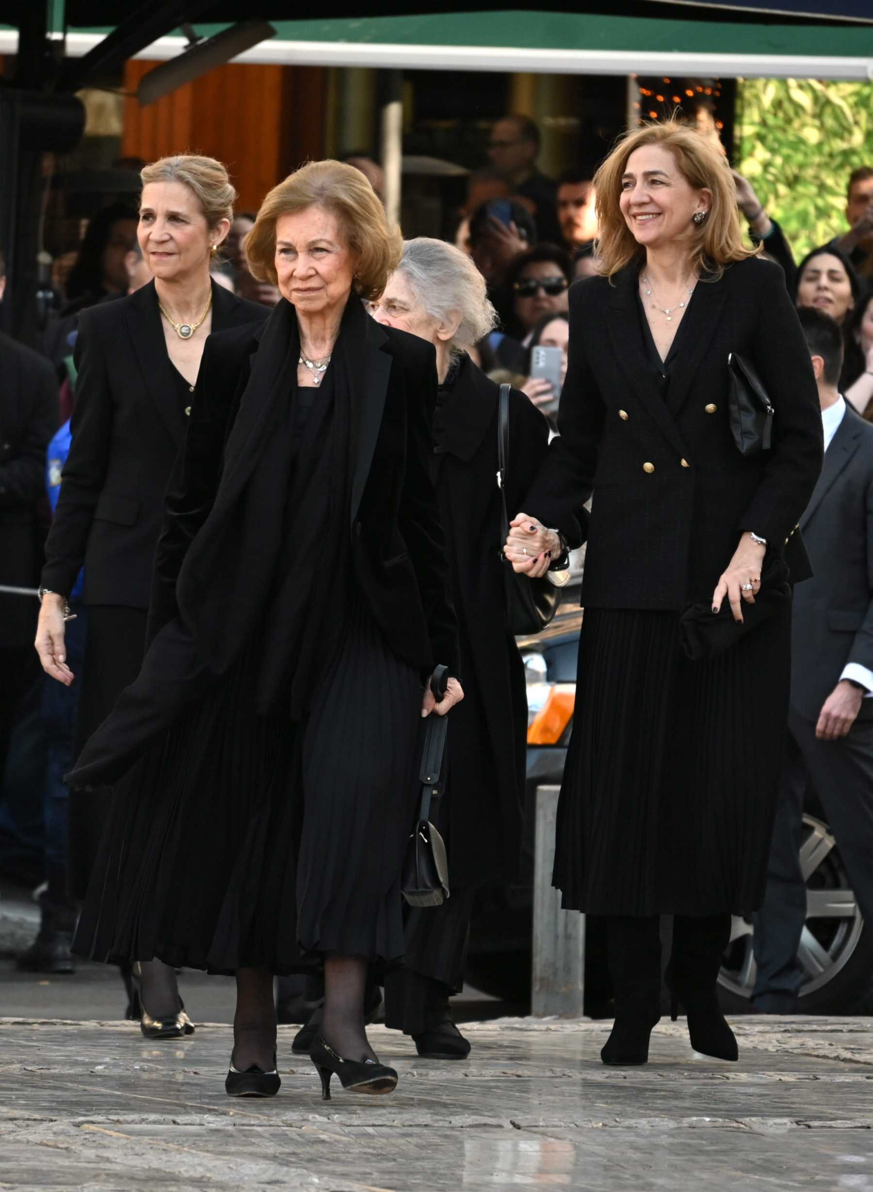 Do&ntilde;a Sof&iacute;a y la Infanta Elena en la misa homenaje a Constantino / Gtres