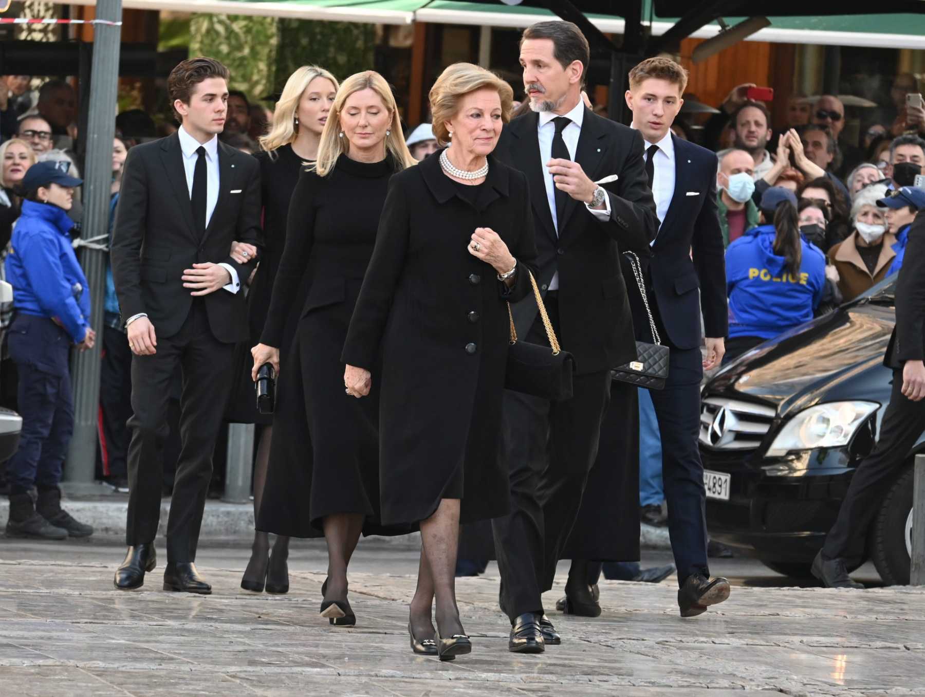 La reina Ana Mar&iacute;a de Grecia, el pr&iacute;ncipe Pablo, la princesa Teodora, y Marie-Chantal Miller con su familia a su llegada a la Metr&oacute;polis en Atenas / Gtres
