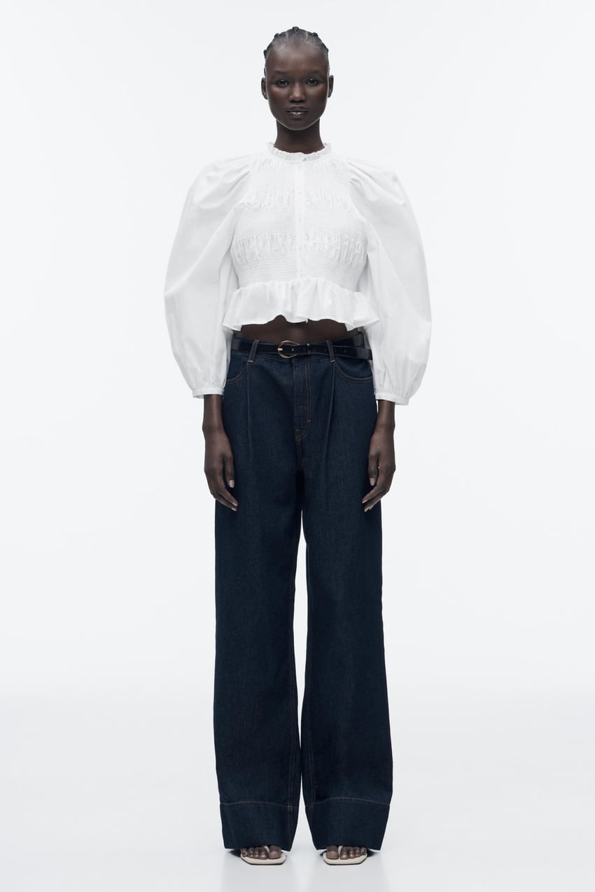 As&iacute; es la camisa blanca de popel&iacute;n que se ajusta a tu cuerpo: la tienes en Zara a un precio Low Cost