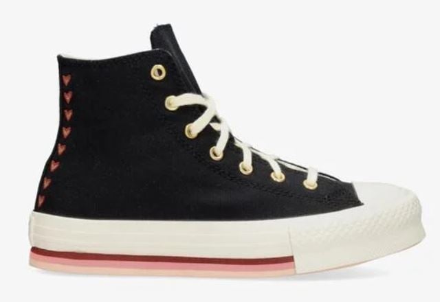 Si buscas un outfit c&oacute;modo y arreglado estas Converse ser&aacute;n el complemento perfecto